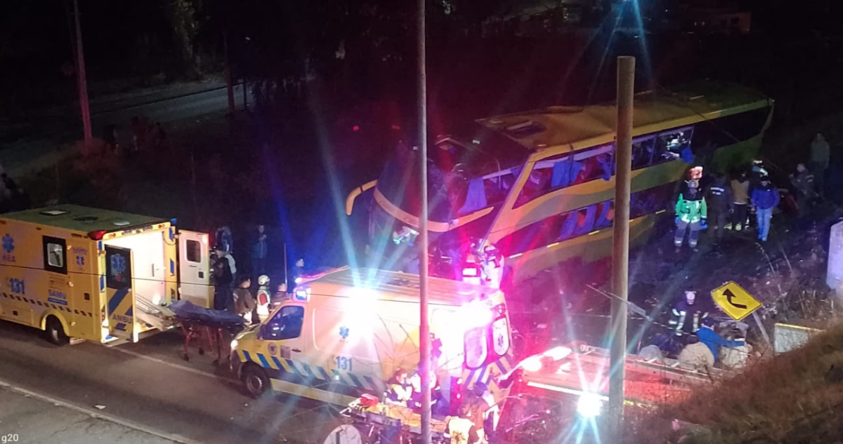 Bus con niños es impactado por vehículo contra el tránsito en Ruta 5 Sur conductor de auto muere