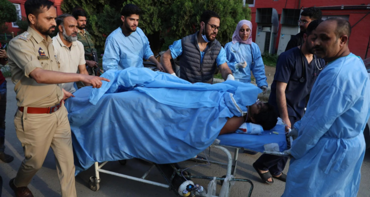 Un turista herido es llevadoa un hospital en Anantnag, al sur de Srinagar