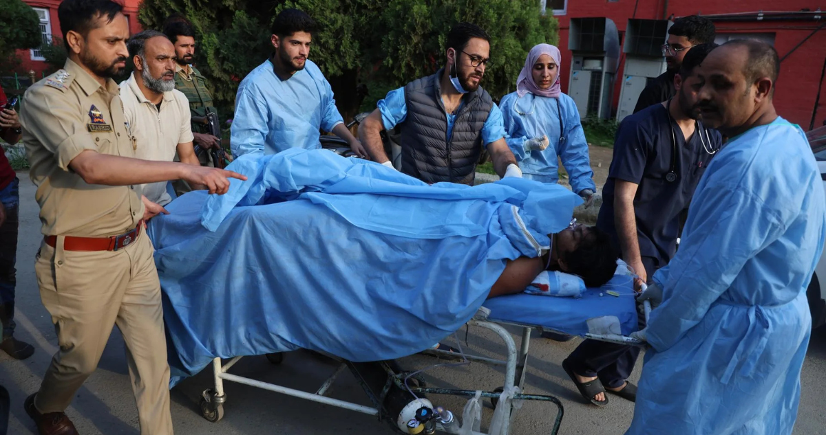 Un turista herido es llevadoa un hospital en Anantnag, al sur de Srinagar