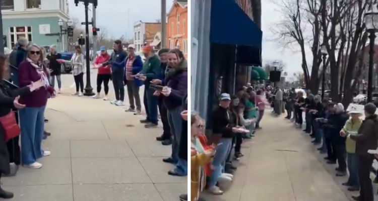 Cadena humana: vecinos en Estados Unidos se unen para transportar 9.100 libros por mudanza del local