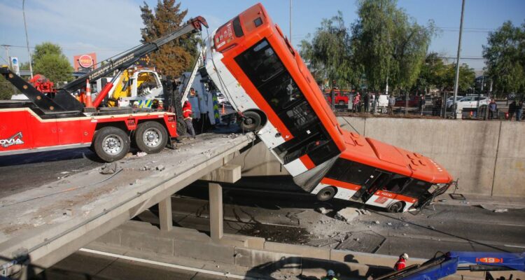 En libertad queda conductor que provocó caída de bus RED: iba bajo la influencia del alcohol