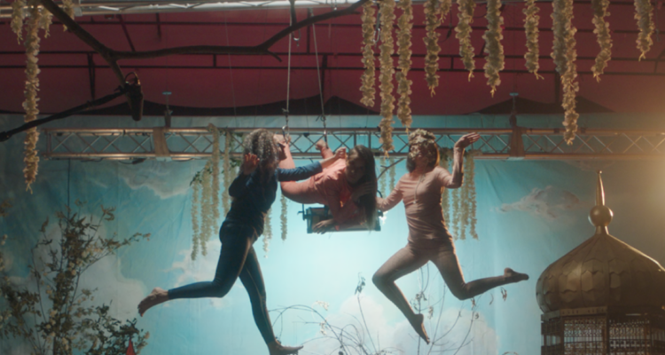 ¡Caigan las rosas blancas!