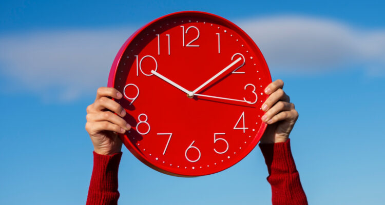 Este sábado se atrasan los relojes: a qué hora amanecerá y oscurecerá el domingo en Chile