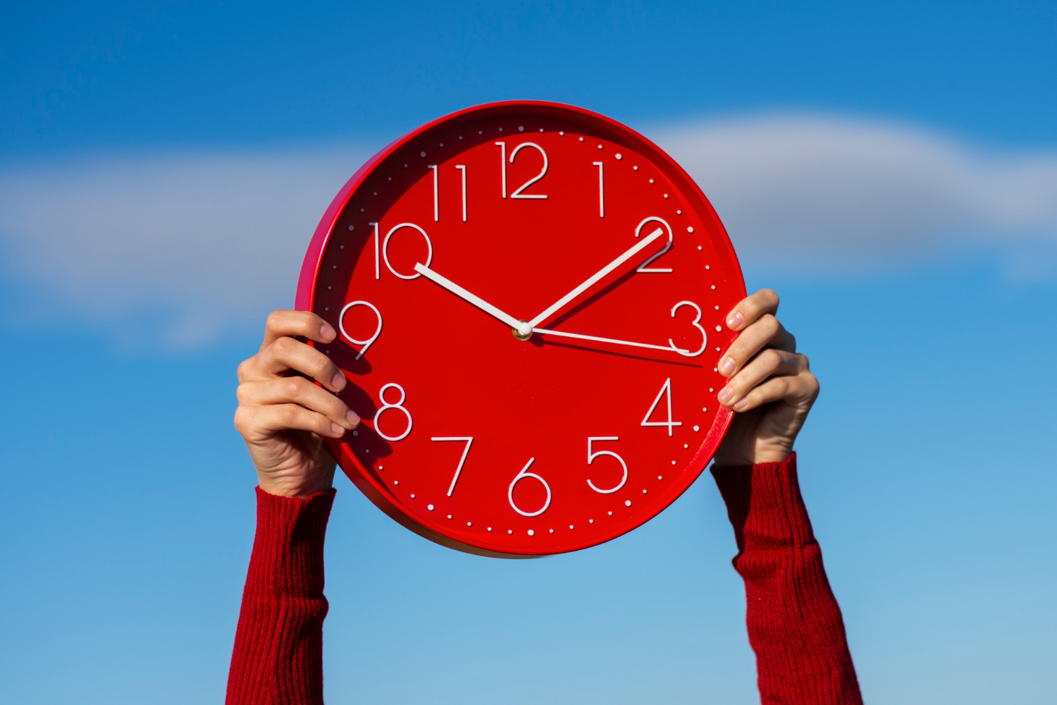 Este sábado se atrasan los relojes: a qué hora amanecerá y oscurecerá el domingo en Chile