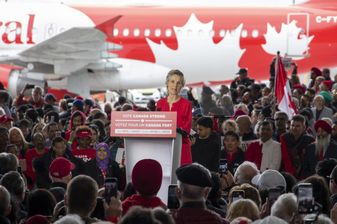 Diana Fox Carney, esposa Mark Carney, en un mitin en Mississauga