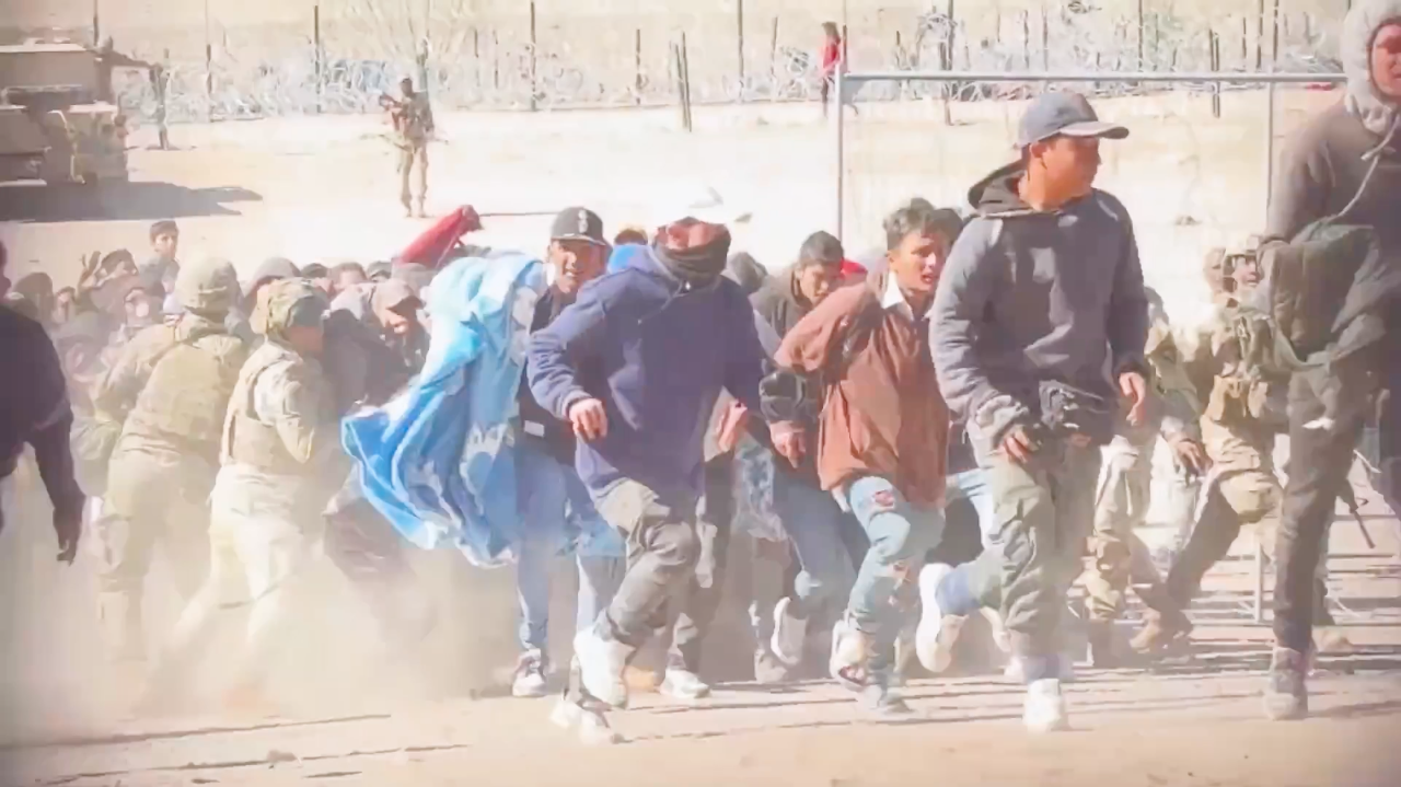 Captura en que se ve a migrantes corriendo