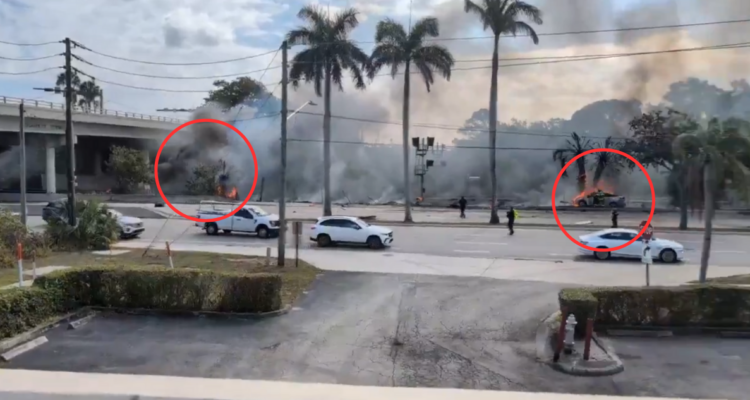Avioneta se estrella y provoca incendio en plena avenida de Boca Ratón, Florida (EEUU)