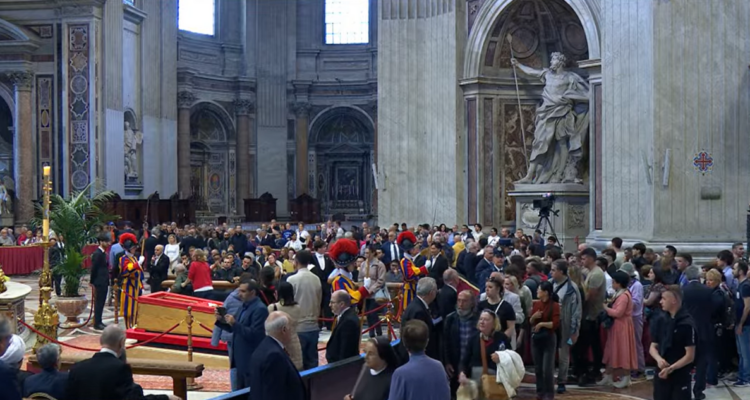 Segunda jornada para despedir al papa Francisco en basílica de San Pedro: sigue aquí la transmisión