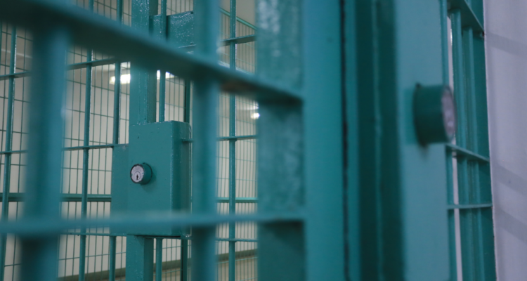 Interior de cárcel por condena a exinspector de escuela en Calbuco que violó a estudiante