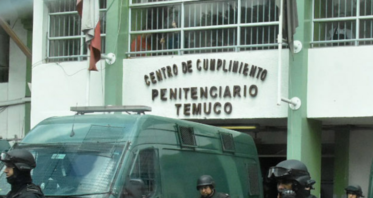 Frontis de Cárcel de Temuco por gendarmes heridos tras ataque de internos