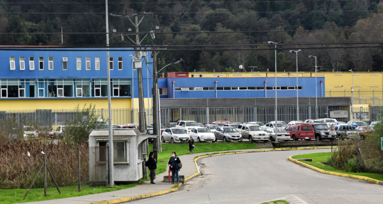 Frontis de cárcel de Valdivia por denuncia respecto a funcionarios que deben hacer sus necesidades en baldes
