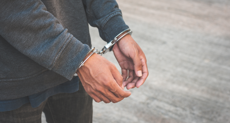 Siete años de cárcel para hombre por intimidación con arma y robo a víctimas en Estación Central