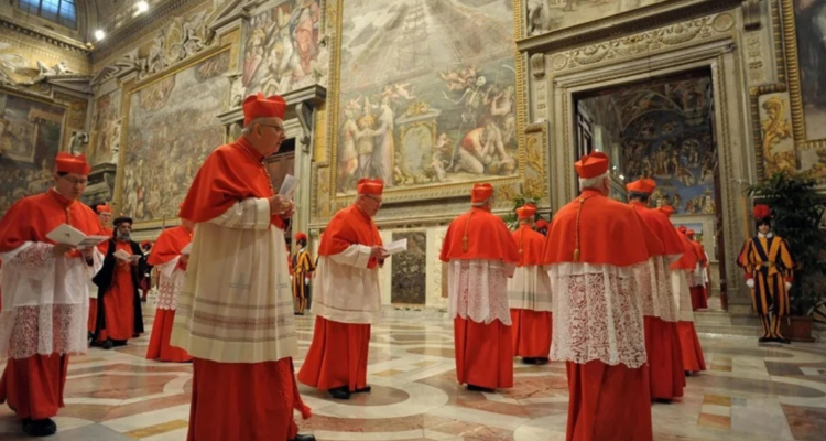 Cardenales entrando en la capilla Sixtina antes del inicio del cónclave que eligió a Francisco