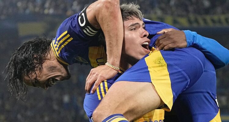 Carlos Palacios hace alucinar a periodistas e hinchas en Argentina