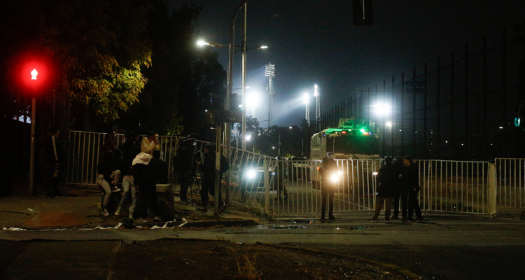 Barristas asaltan Casa Alba tras invadir estadio Monumental y suspender duelo de Copa Libertadores