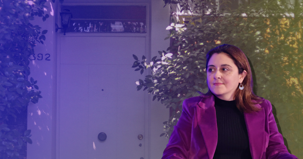 Marcela Sandoval y casa de Allende detrás.