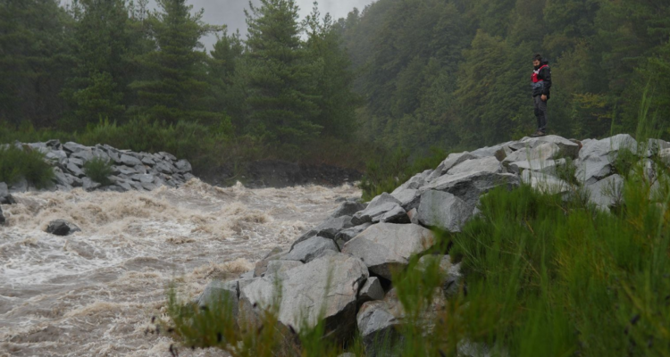 Caudal de río en Pucón en medio de Alerta Roja en la comuna
