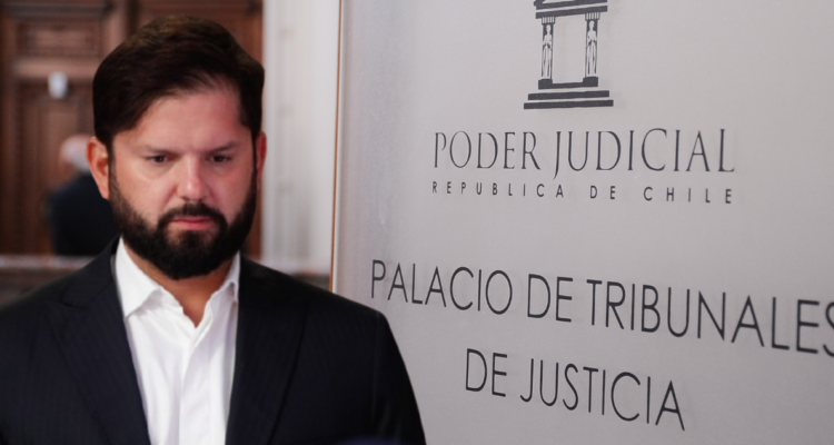 Imagen del presidente Boric y un letrero del Poder Judicial de Chile