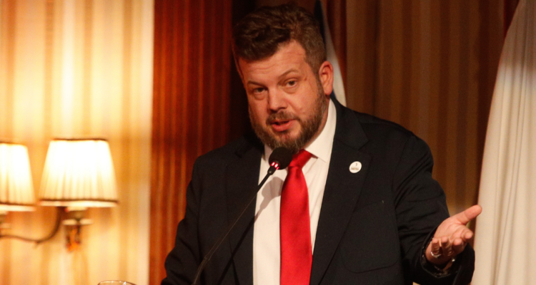 CAVEI advierte que Kaiser “genera susto y confusión” al difundir información falsa sobre vacunas