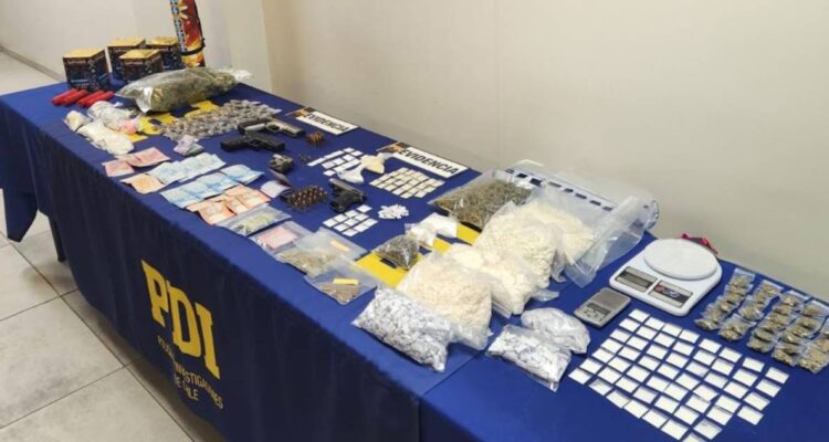 Desarticulan clan familiar que traficaba drogas en Quinta Normal: 7 detenidos y armas incautadas