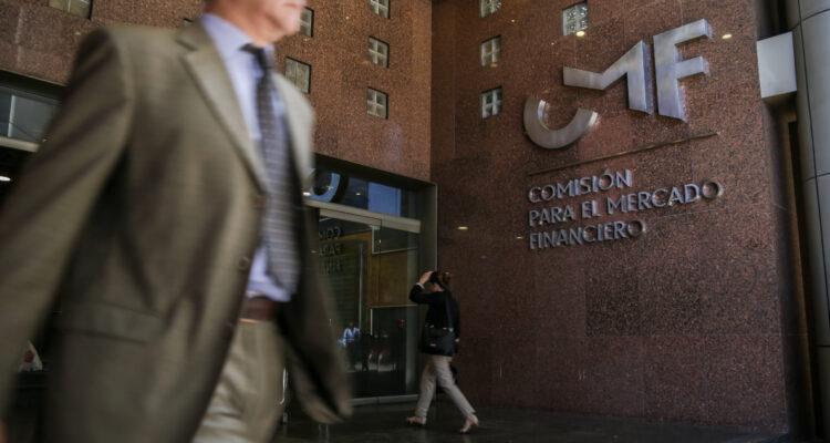 La CMF anuncia multas contra 5 compañías de seguros por incumplir una devolución a sus clientes