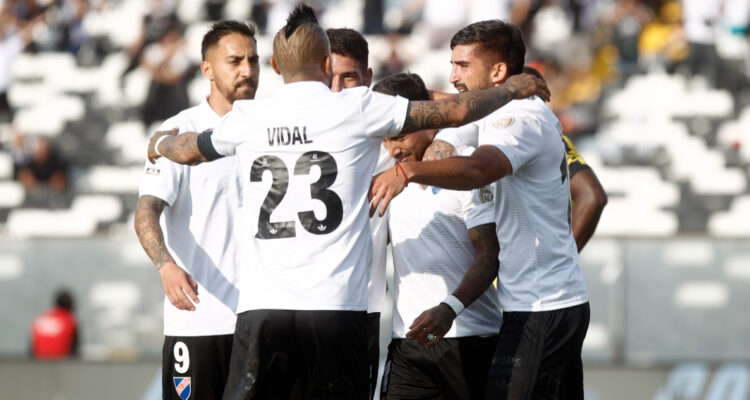 Colo Colo celebra un gol en la Liga de Primera