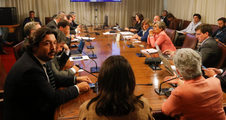 Diputados de la Comisión de Seguridad arremeten contra Oyarzo tras fallida sesión por narcoavionetas