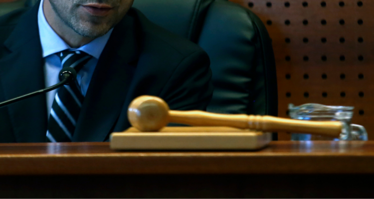 Imagen de contexto de un juez de un tribunal en Chile