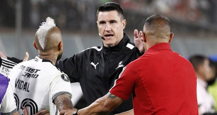 Colo Colo se complica: Conmebol abre experientes a Arturo Vidal y Jorge Almirón