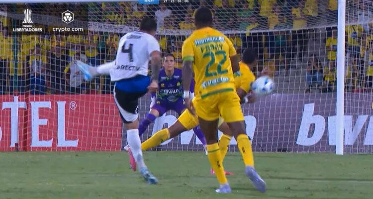 VAR no cobró penal a Colo Colo ante Atlético Bucaramanga.