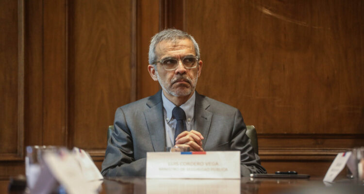 Cordero se abre a opción de Carabineros en los estadios y responde por antiguo tuit de Boric