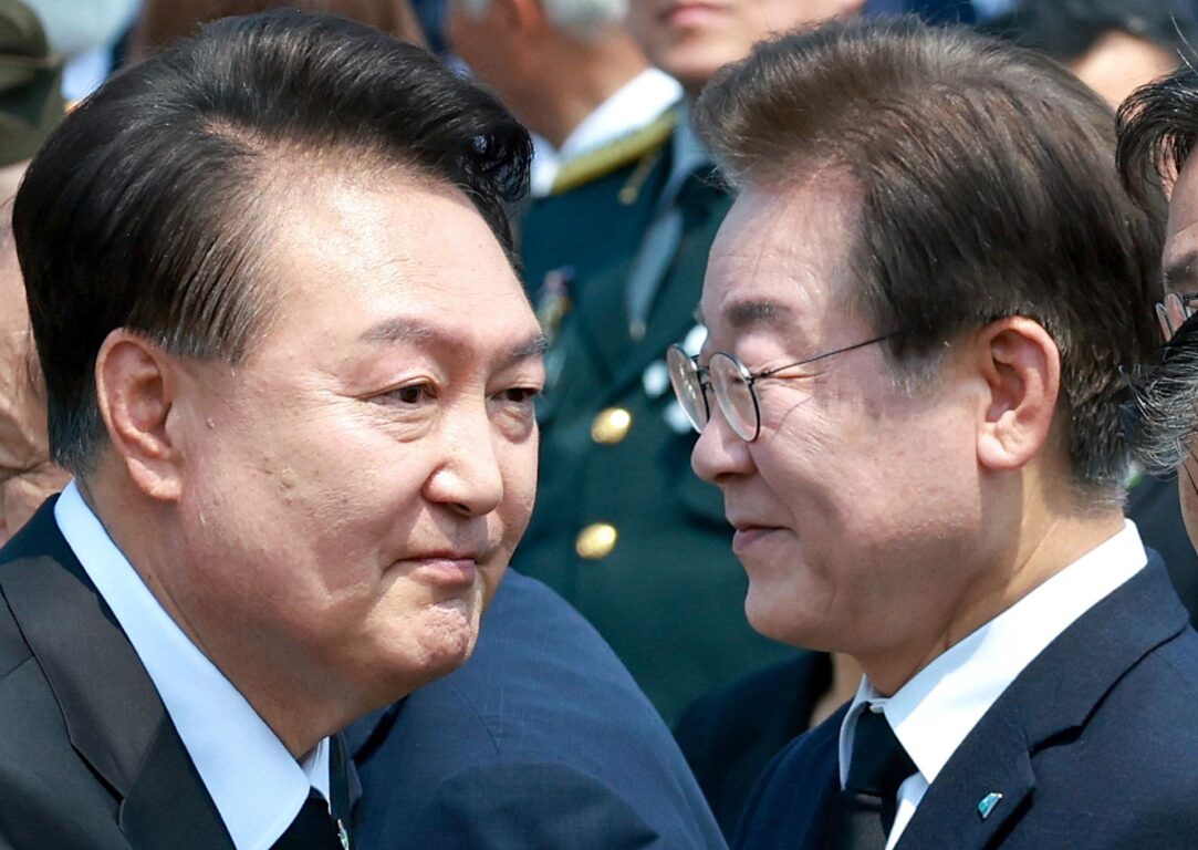 Archivo | Yoon Suk-yeol (i) y Lee Jae-myung, líder del principal partido opositor, el Partido Democrático