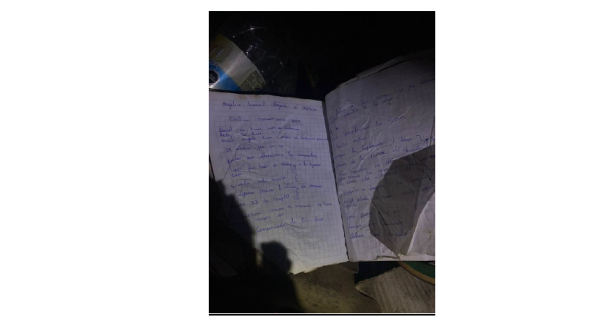 Cuaderno escrito con lápiz pasta