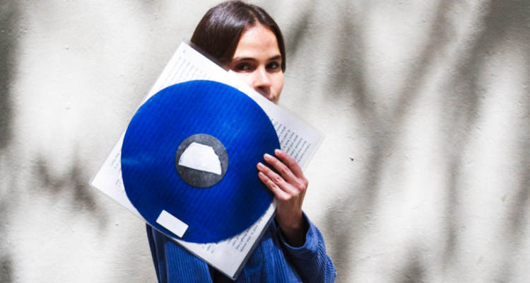 Buscan defender el derecho de autor de artistas frente a inteligencia artificial y plataformas