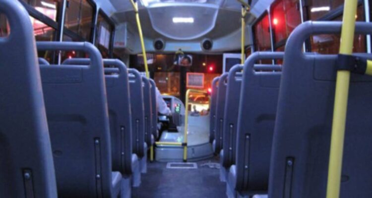 Mujer denuncia imprudencia de chofer tras caerse en microbús en Osorno: abrirá indagatoria del caso