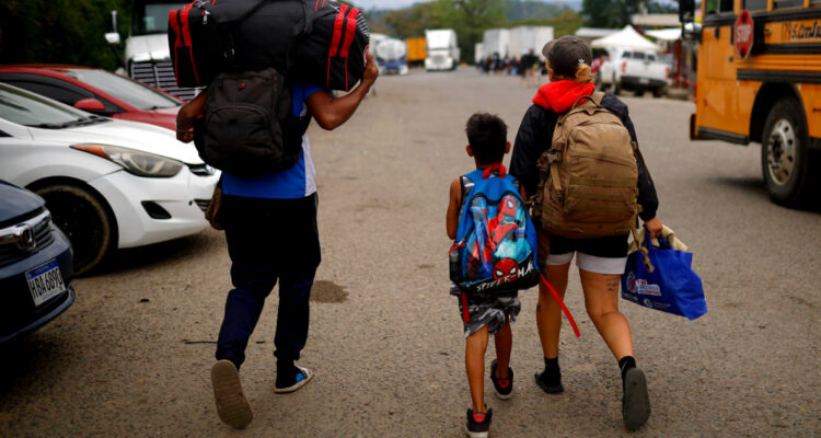 Denuncian que administración Trump deportó a niña de 2 años a Honduras