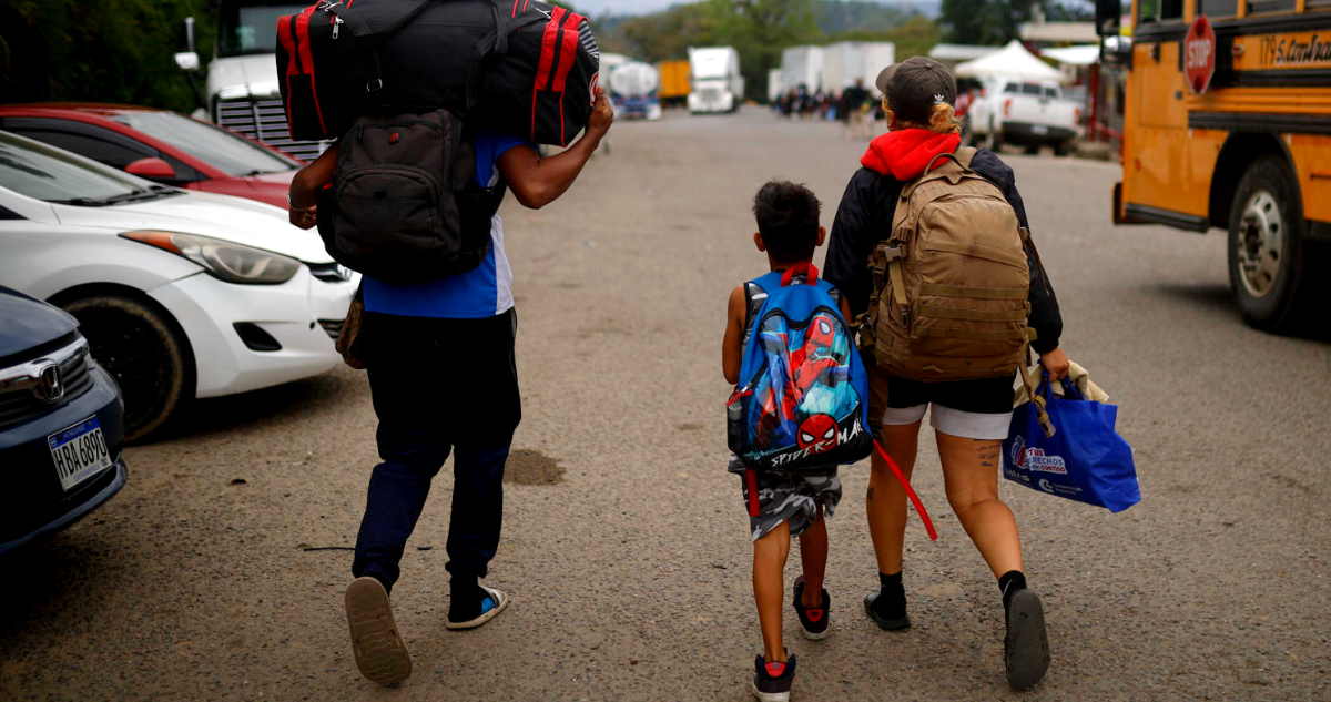 Denuncian que administración Trump deportó a niña de 2 años a Honduras