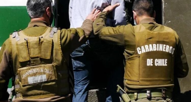 Detienen a hombre con drogas, dinero en efectivo y armas en plena vía pública de Talca