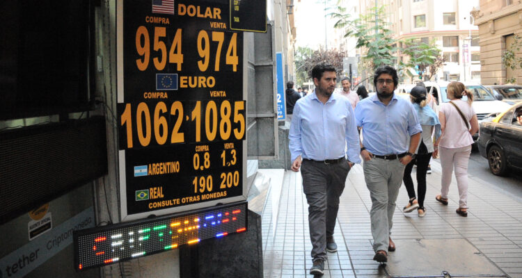 El dólar en Chile se va a las nubes y sube $30 ante la ofensiva de China a los aranceles de Trump