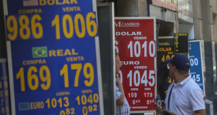 Más cerca de la “luca”: dólar casi roza la barrera de los $1.000 mientras Trump sube el tono a China