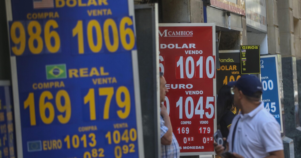 Más cerca de la “luca”: dólar casi roza la barrera de los $1.000 mientras Trump sube el tono a China