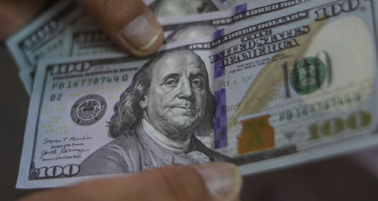 Dólar alcanza los $960 durante la mañana apoyado en la caída del cobre y tras baja en el PIB de EEUU