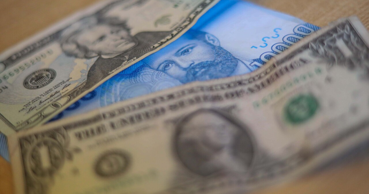 La bolsa en Chile cierra a la baja y el dólar queda al borde de los $980 por el desplome del cobre