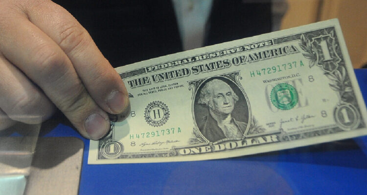 Dólar cierra con caídas mientras que el índice de la divisa muestra sus niveles más bajos en tres años