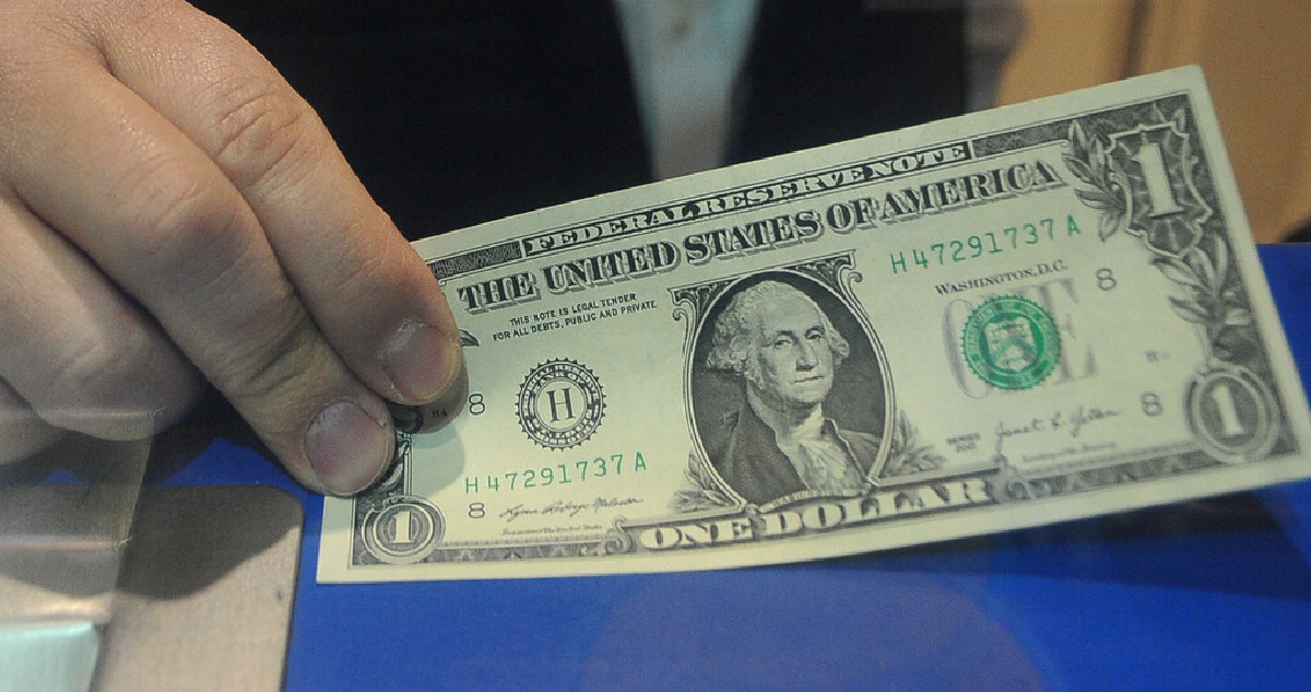 Dólar cierra con caídas mientras que el índice de la divisa muestra sus niveles más bajos en tres años