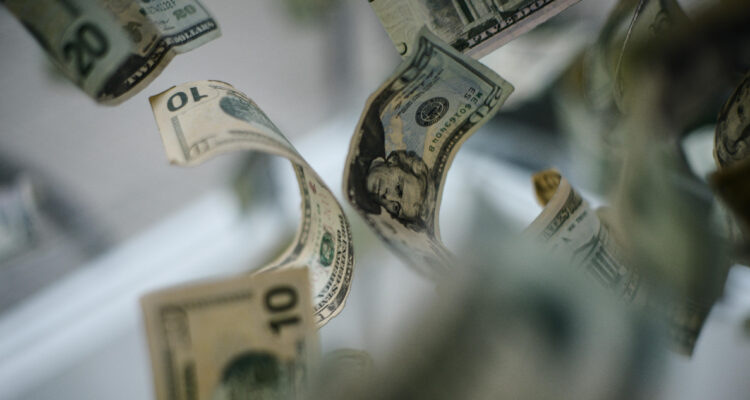 El dólar en Chile vuelve a amenazar con escalar hasta $1.000 en medio del lunes negro en los mercados