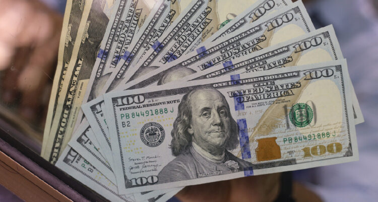 Dólar inicia la semana con caídas tras el “alivio” arancelario de Trump sobre teléfonos y computadores