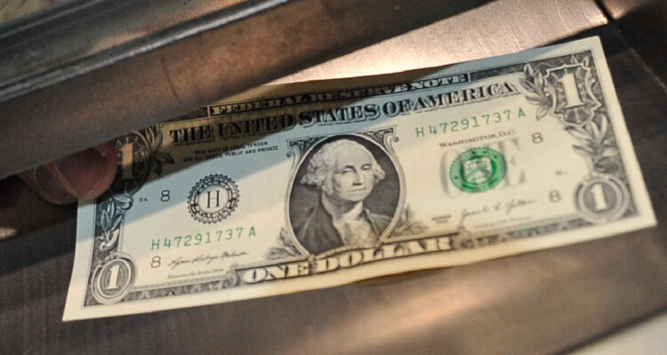 Dólar avanza sin grandes cambios tras conocerse la caída de la actividad económica de febrero