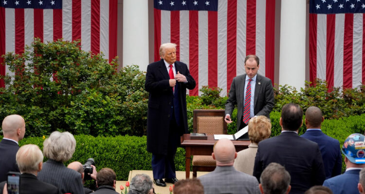 Trump extiende la pausa de aranceles sobre bienes cubiertos bajo acuerdo comercial con Canadá y México