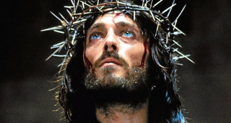 Dónde, cuándo y a qué hora ver Jesús de Nazaret por televisión en Chile quién transmite la película o miniserie por TVN en semana santa viernes santo.